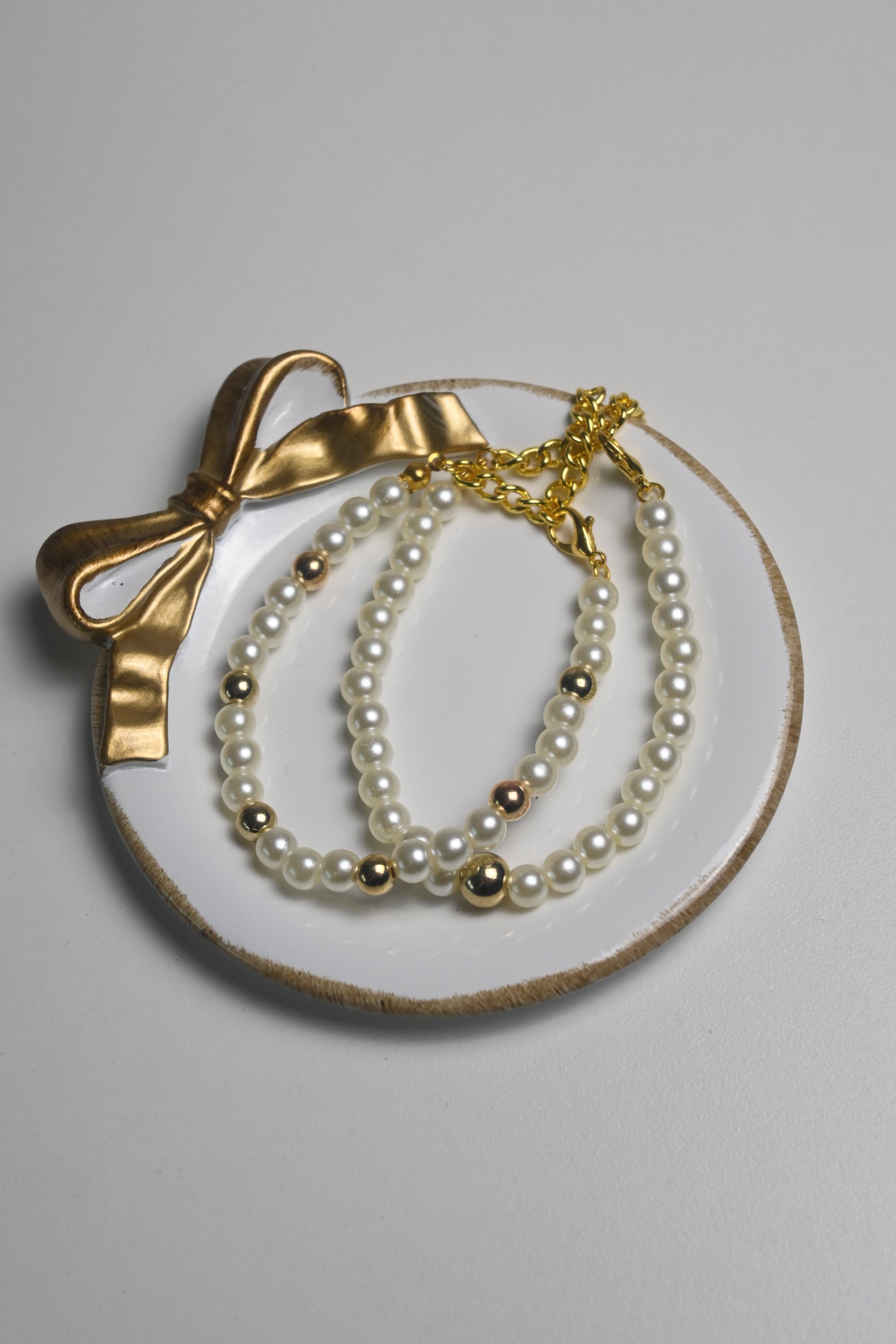 ✨ Pearl Glow Bracelet – White & Gold Beaded Elegant Wrist Accessory – 3 Set Variations