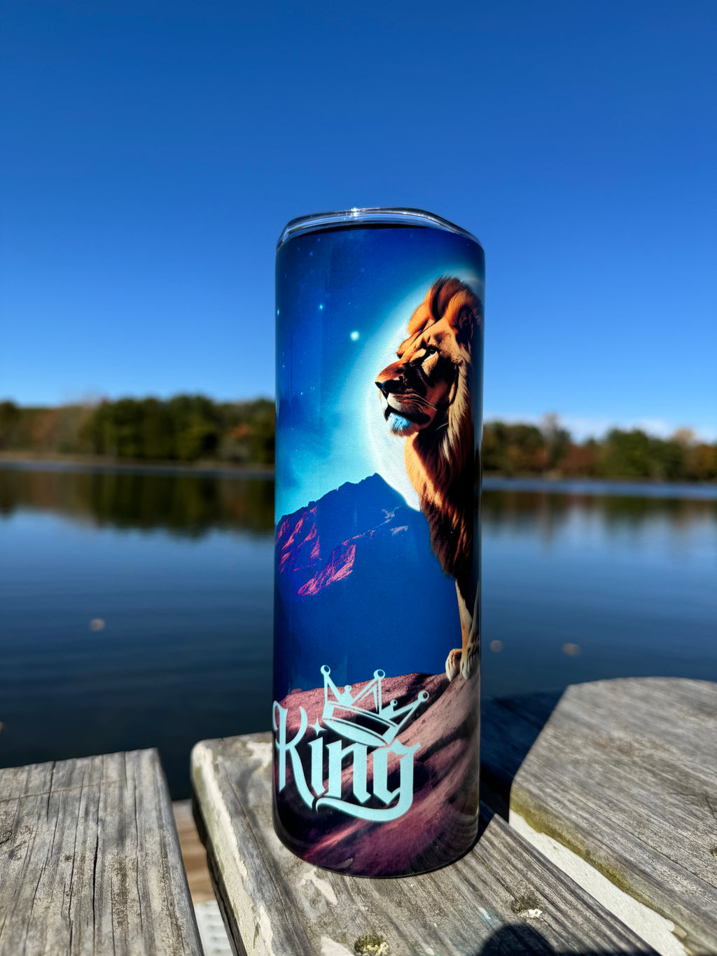 Stainless steel tumbler featuring a fierce king lion illustration